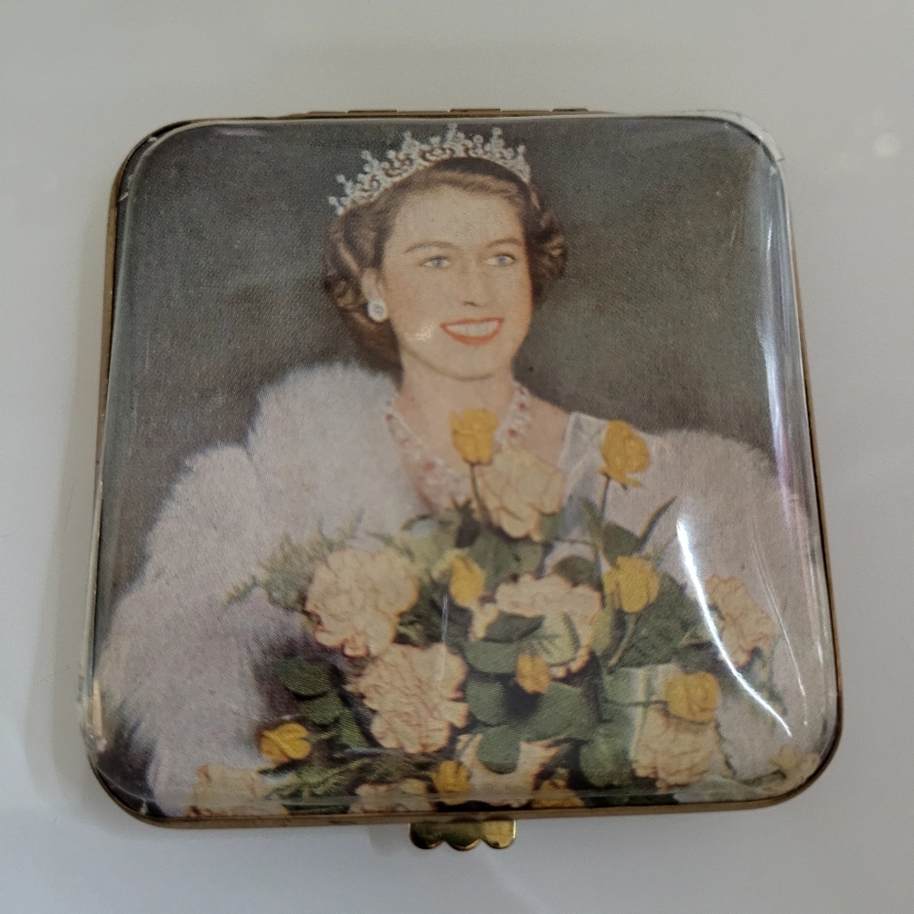 Gwenda Powder Compact